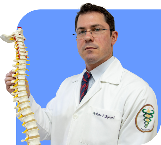 Doutor Victor Angeli segurando uma coluna vertebral